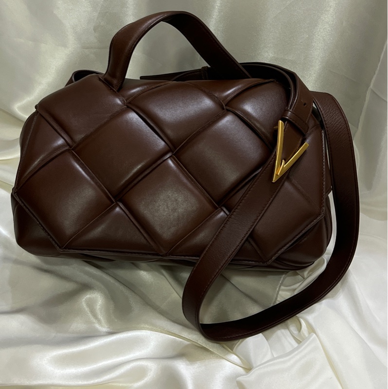 Bottega Veneta Cassette Bag 深巧克力棕色斜背包 Hailey Bieber同款-1