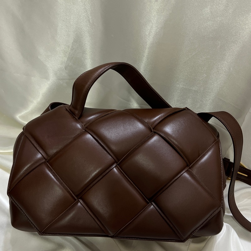 Bottega Veneta Cassette Bag 深巧克力棕色斜背包 Hailey Bieber同款-2
