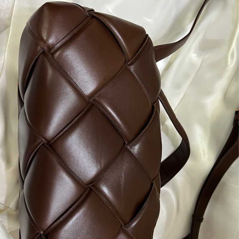 Bottega Veneta Cassette Bag 深巧克力棕色斜背包 Hailey Bieber同款-3