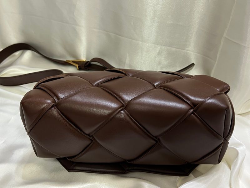 Bottega Veneta Cassette Bag 深巧克力棕色斜背包 Hailey Bieber同款-4