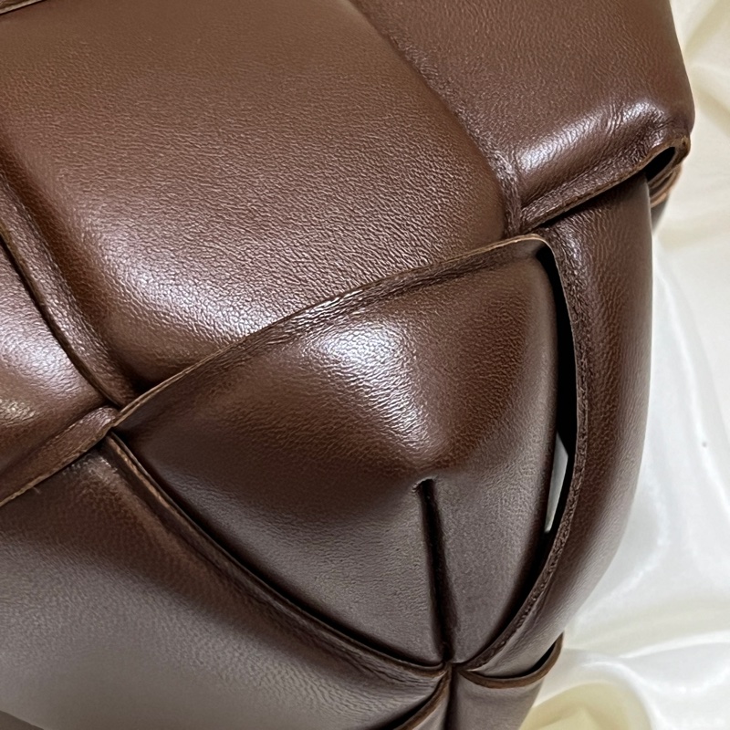 Bottega Veneta Cassette Bag 深巧克力棕色斜背包 Hailey Bieber同款-5