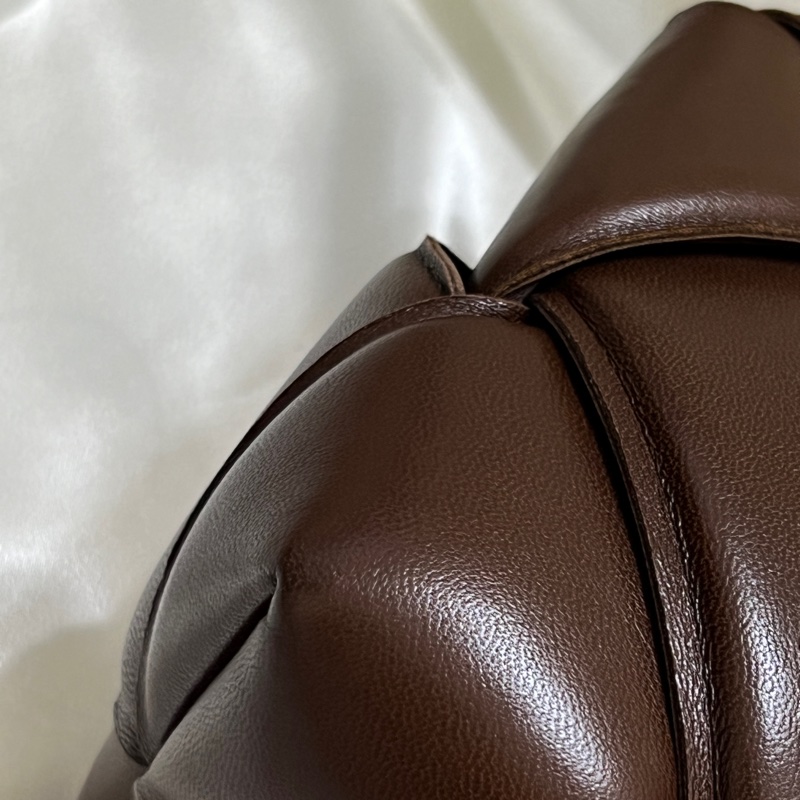 Bottega Veneta Cassette Bag 深巧克力棕色斜背包 Hailey Bieber同款-6