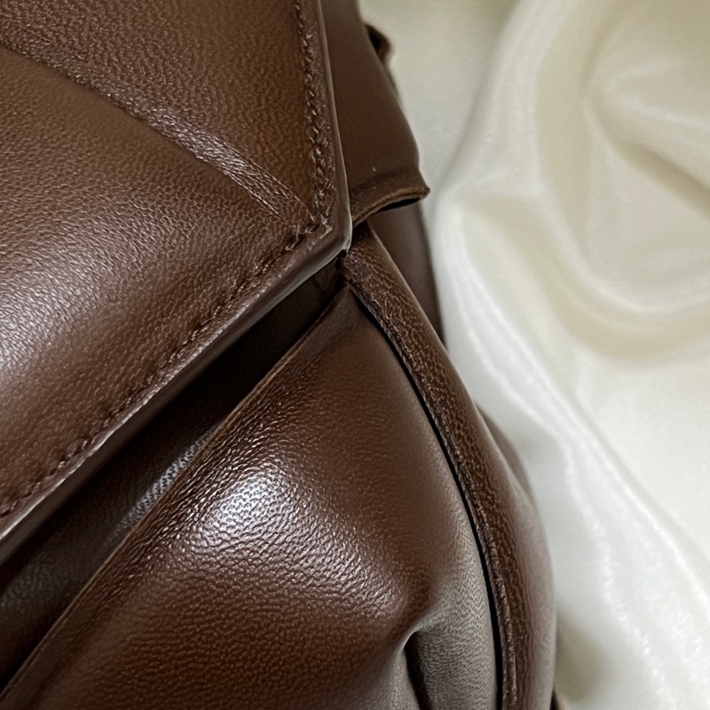 Bottega Veneta Cassette Bag 深巧克力棕色斜背包 Hailey Bieber同款-7