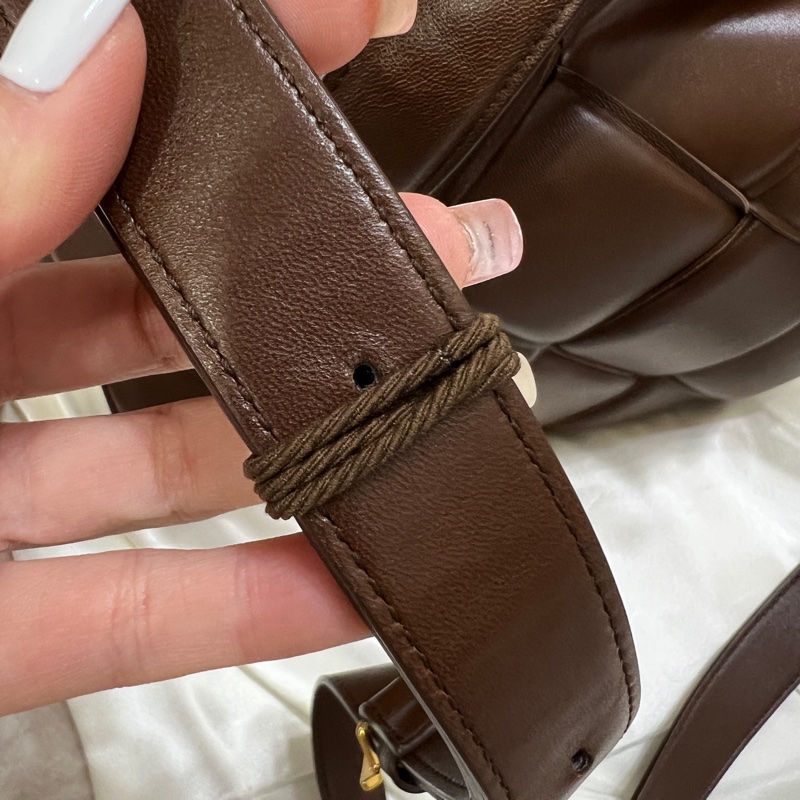 Bottega Veneta Cassette Bag 深巧克力棕色斜背包 Hailey Bieber同款-8
