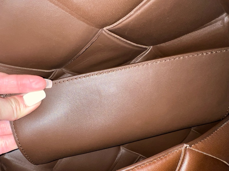 Bottega Veneta Cassette Bag 深巧克力棕色斜背包 Hailey Bieber同款-14