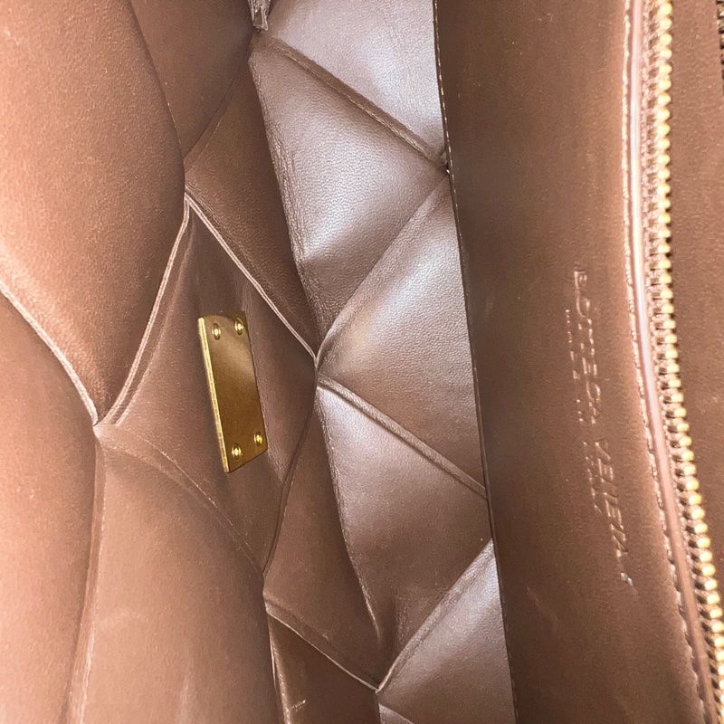 Bottega Veneta Cassette Bag 深巧克力棕色斜背包 Hailey Bieber同款-16