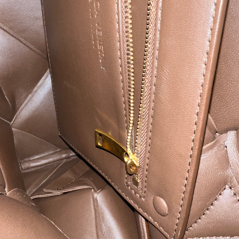 Bottega Veneta Cassette Bag 深巧克力棕色斜背包 Hailey Bieber同款-17