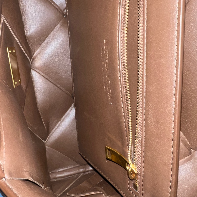 Bottega Veneta Cassette Bag 深巧克力棕色斜背包 Hailey Bieber同款-18