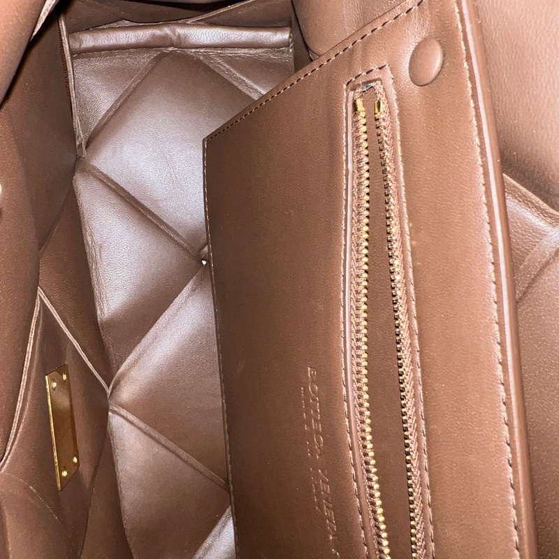 Bottega Veneta Cassette Bag 深巧克力棕色斜背包 Hailey Bieber同款-19