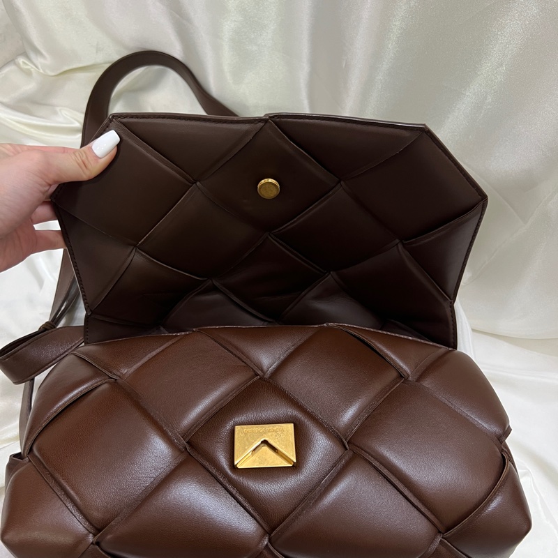 Bottega Veneta Cassette Bag 深巧克力棕色斜背包 Hailey Bieber同款-21