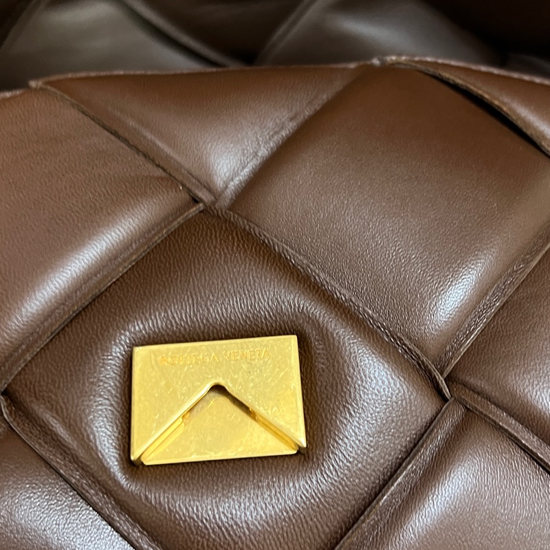 Bottega Veneta Cassette Bag 深巧克力棕色斜背包 Hailey Bieber同款-23