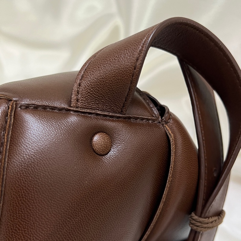 Bottega Veneta Cassette Bag 深巧克力棕色斜背包 Hailey Bieber同款-24