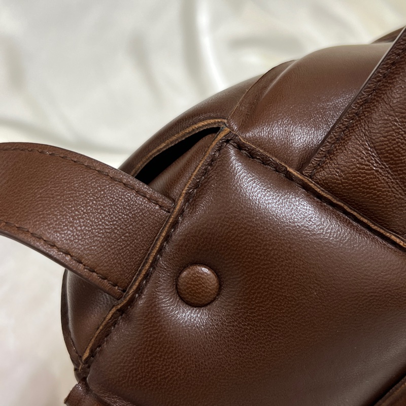 Bottega Veneta Cassette Bag 深巧克力棕色斜背包 Hailey Bieber同款-25