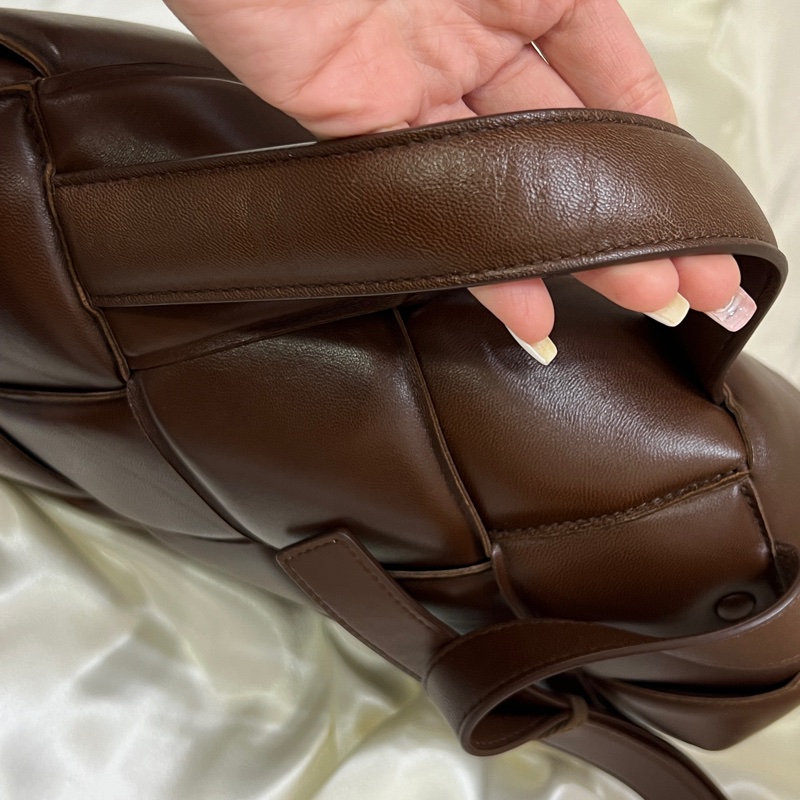 Bottega Veneta Cassette Bag 深巧克力棕色斜背包 Hailey Bieber同款-28