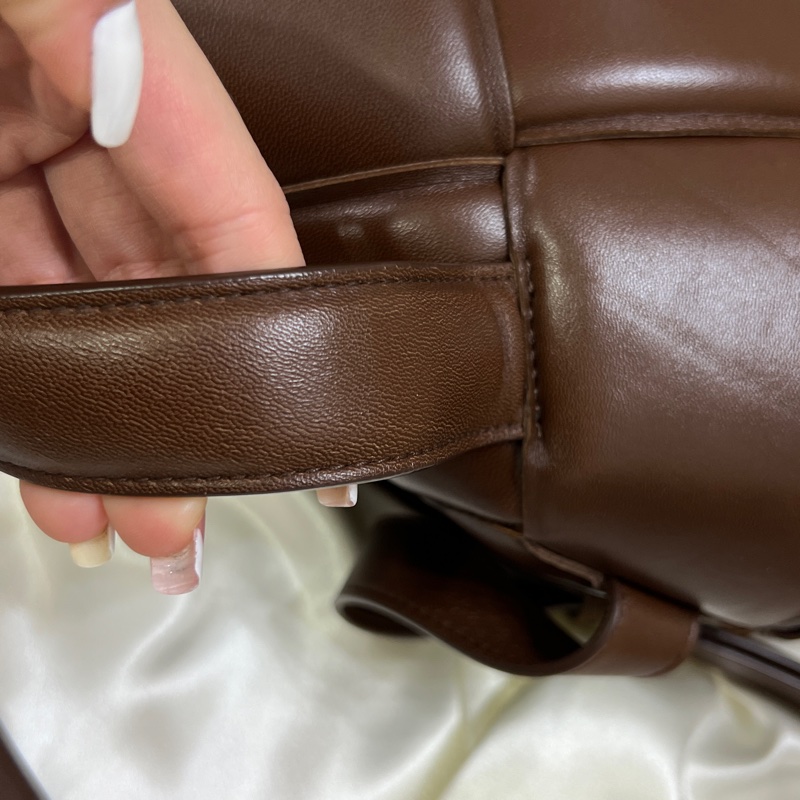 Bottega Veneta Cassette Bag 深巧克力棕色斜背包 Hailey Bieber同款-29