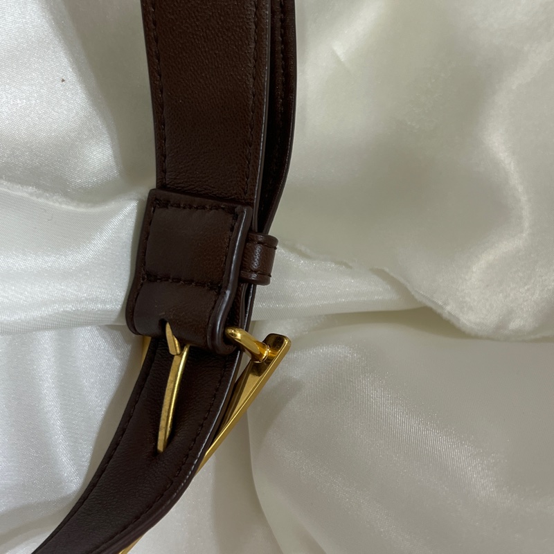 Bottega Veneta Cassette Bag 深巧克力棕色斜背包 Hailey Bieber同款-32