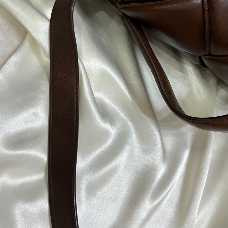Bottega Veneta Cassette Bag 深巧克力棕色斜背包 Hailey Bieber同款-38