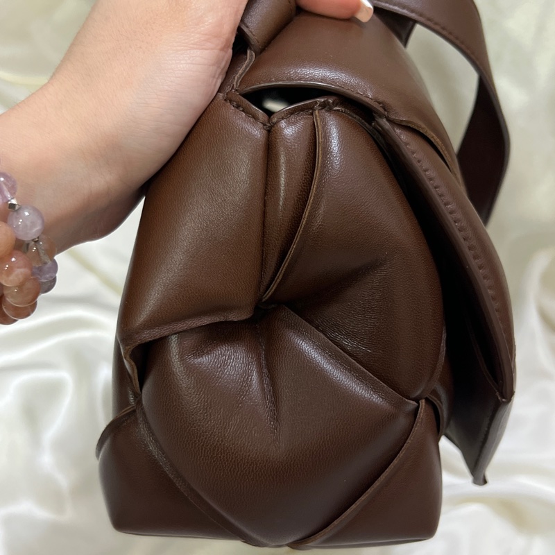 Bottega Veneta Cassette Bag 深巧克力棕色斜背包 Hailey Bieber同款-40