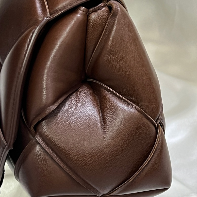 Bottega Veneta Cassette Bag 深巧克力棕色斜背包 Hailey Bieber同款-41