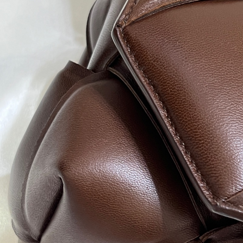 Bottega Veneta Cassette Bag 深巧克力棕色斜背包 Hailey Bieber同款-42