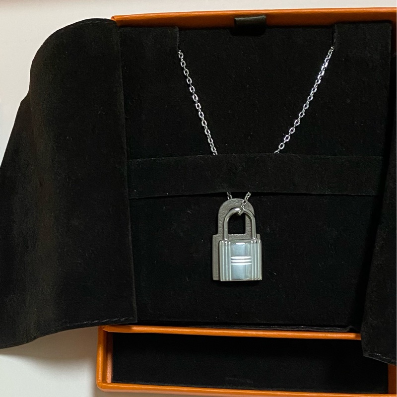 Hermes Kelly leather necklace-11