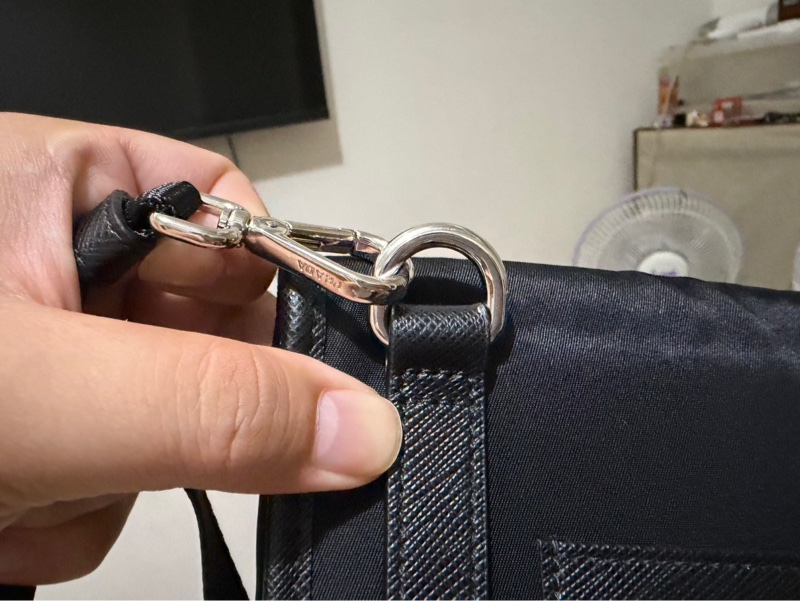 Prada側背手機包-9