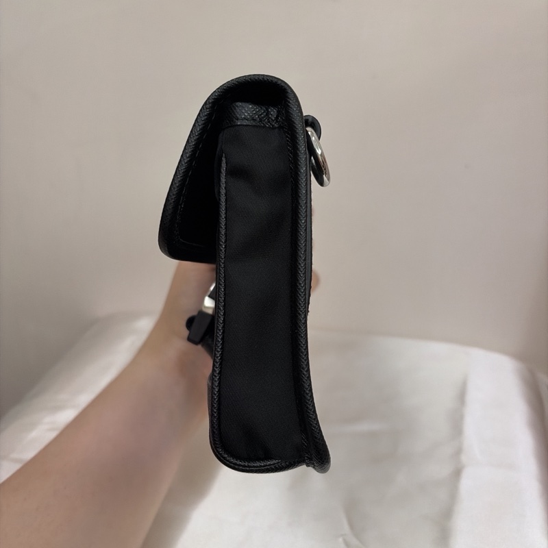 Prada側背手機包-5