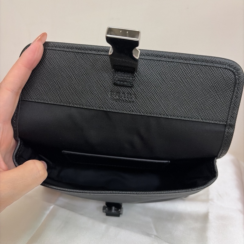 Prada側背手機包-8