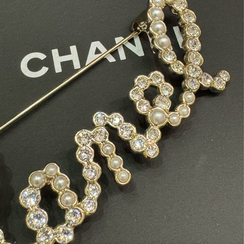 CHANEL 金色CHANEL logo 閃石珍珠胸針-8