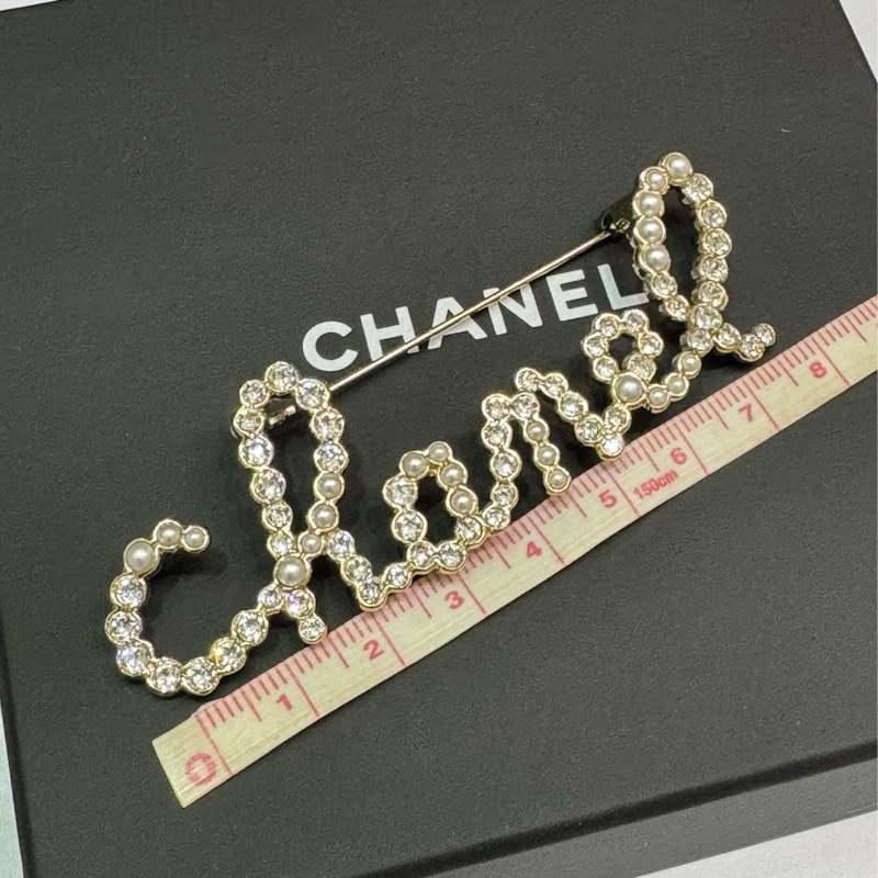 CHANEL 金色CHANEL logo 閃石珍珠胸針-13