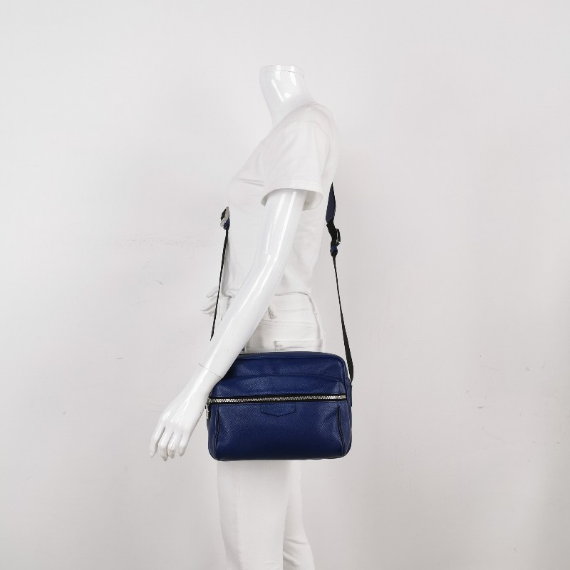 Louis Vuitton (LV) Outdoor牛皮純色拉鍊前袋斜挎包單肩包-1