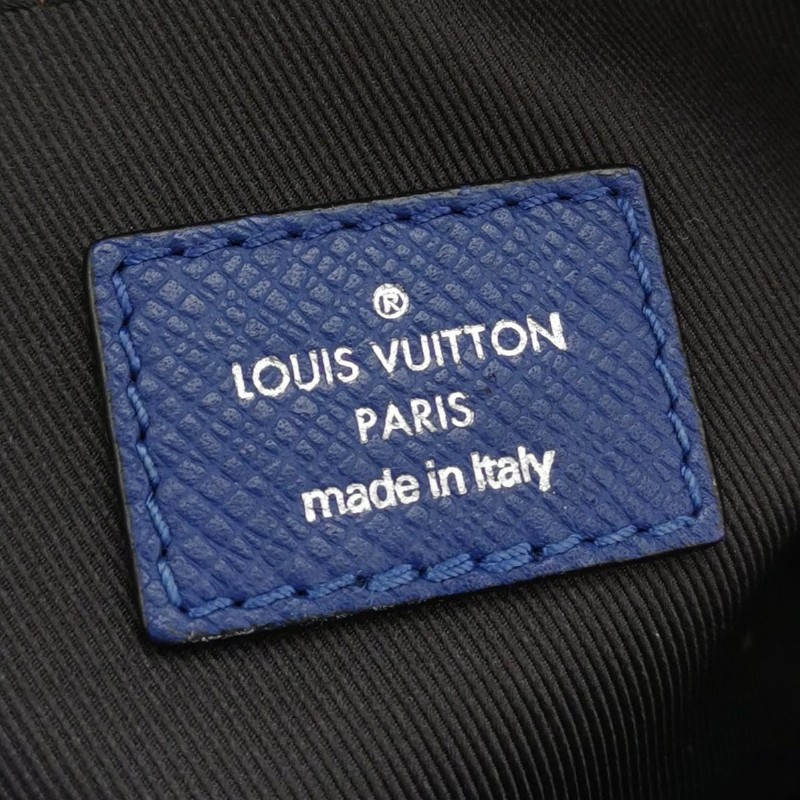 Louis Vuitton (LV) Outdoor牛皮純色拉鍊前袋斜挎包單肩包-7