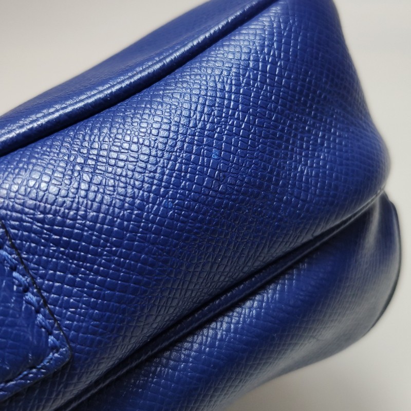 Louis Vuitton (LV) Outdoor牛皮純色拉鍊前袋斜挎包單肩包-9
