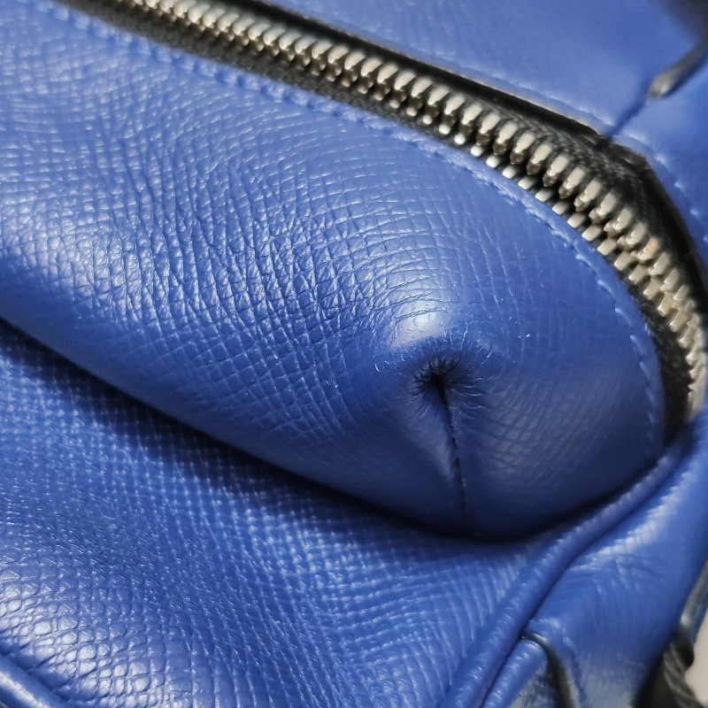 Louis Vuitton (LV) Outdoor牛皮純色拉鍊前袋斜挎包單肩包-10