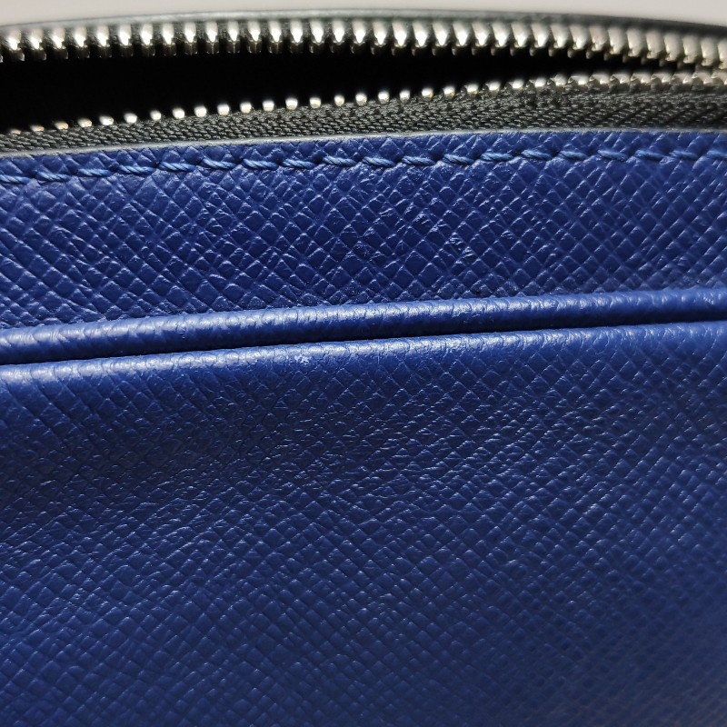 Louis Vuitton (LV) Outdoor牛皮純色拉鍊前袋斜挎包單肩包-11