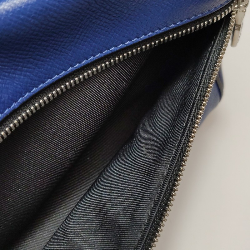 Louis Vuitton (LV) Outdoor牛皮純色拉鍊前袋斜挎包單肩包-17