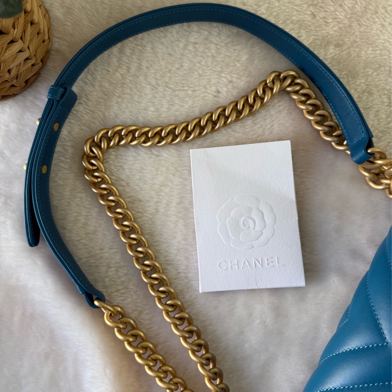金釦山形紋小牛皮 Boy Chanel 25cm (孔雀藍)-7
