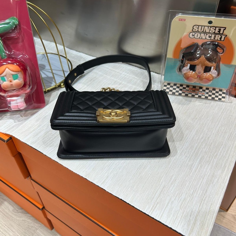 Chanel boy Chanel 20cm A67085 黑色牛皮金扣-5