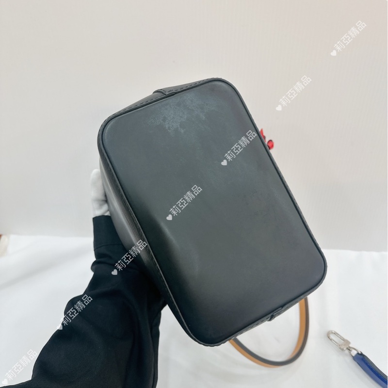 莉亞精品♡LV M25853 黑水波紋小水桶 二手-5