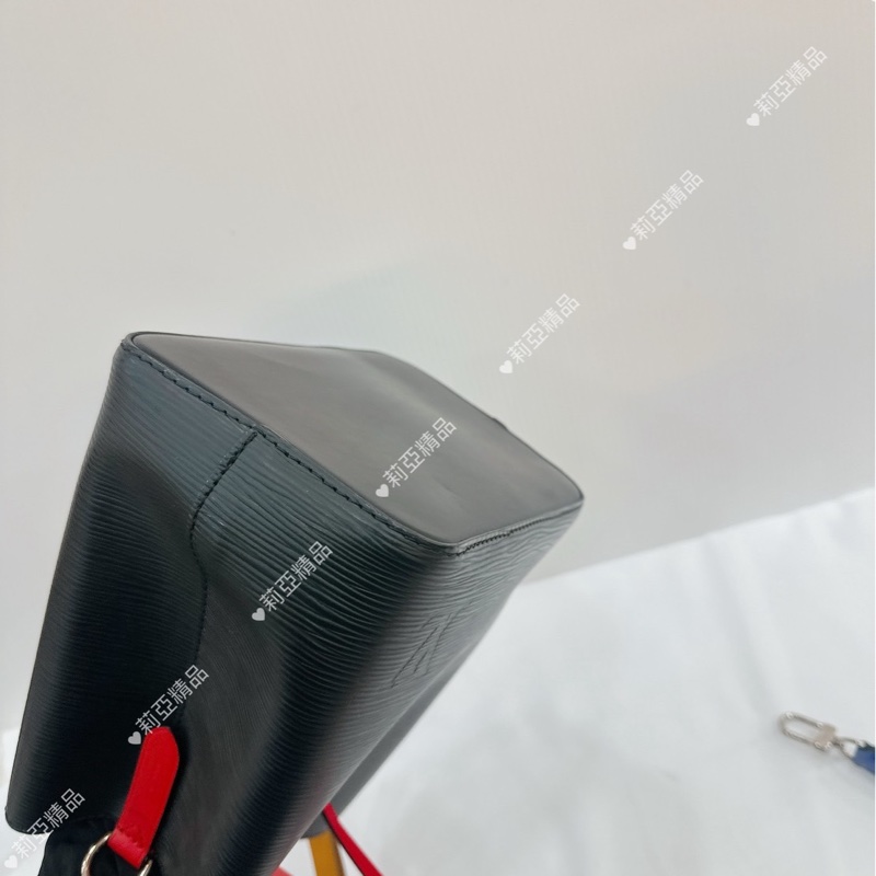 莉亞精品♡LV M25853 黑水波紋小水桶 二手-8