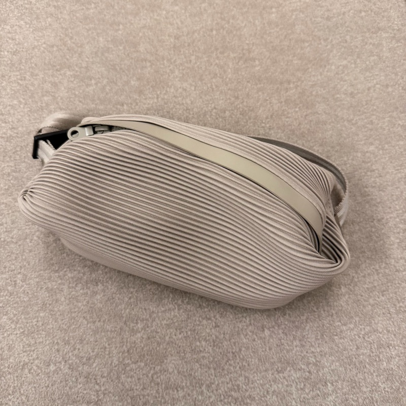 Pleats please 米色腰包-1