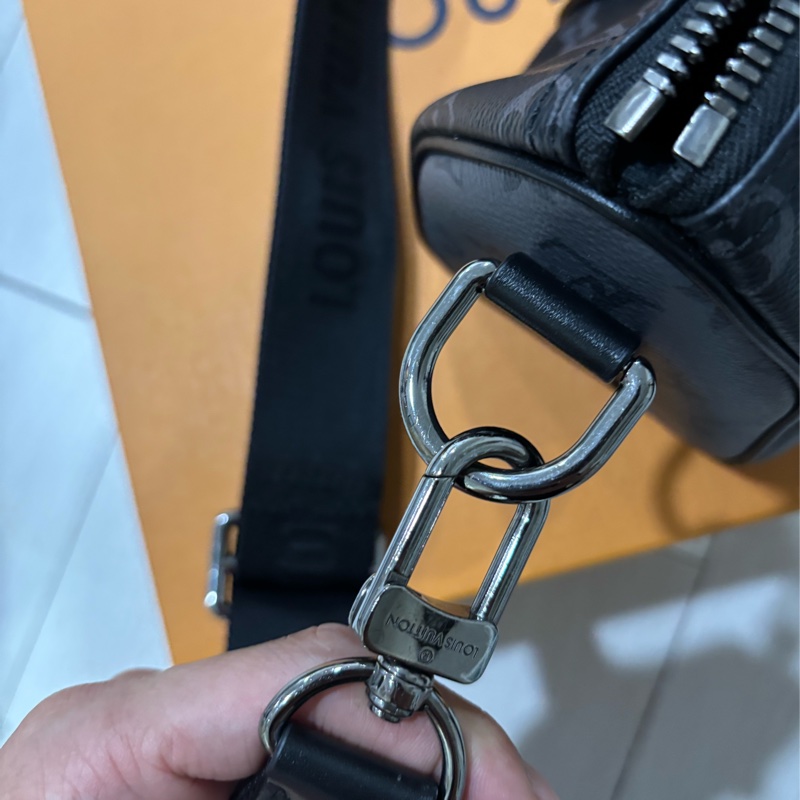 LV黑武士手提、斜背兩用包-2