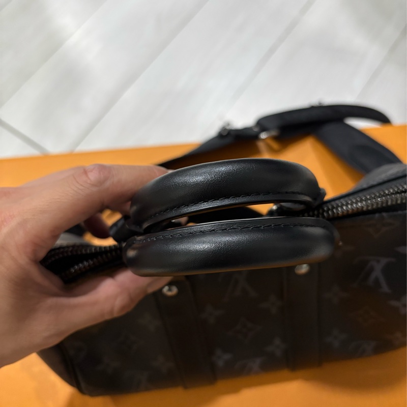 LV黑武士手提、斜背兩用包-6