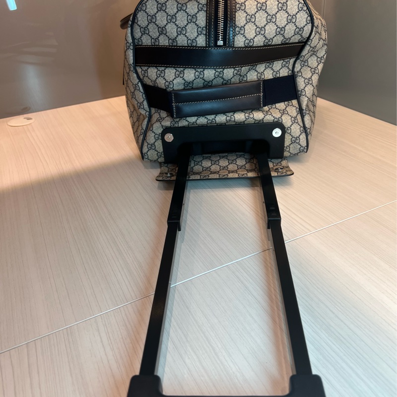 【年終限時九折特價 】 Gucci 米白/深藍色GG Logo Supreme帆布旅行袋/有拉桿-18