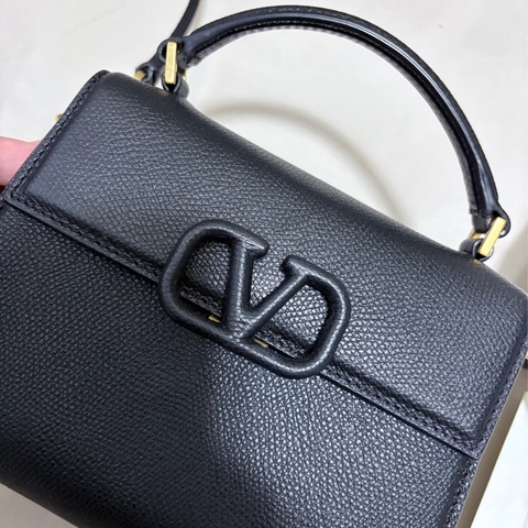 VALENTINO Garavani VSLING 粒面小牛皮 黑色