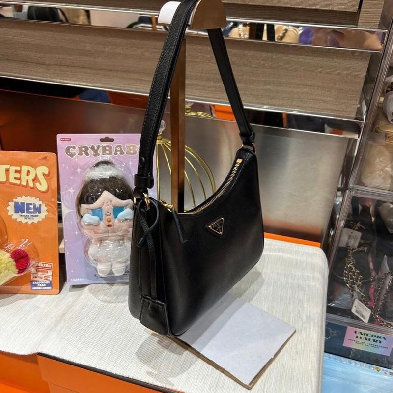 Prada Re-Edition hobo 牛皮 肩帶可調節長度-1