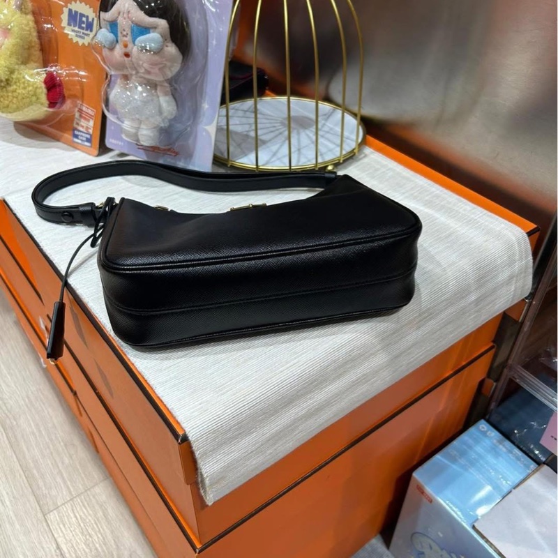 Prada Re-Edition hobo 牛皮 肩帶可調節長度-4