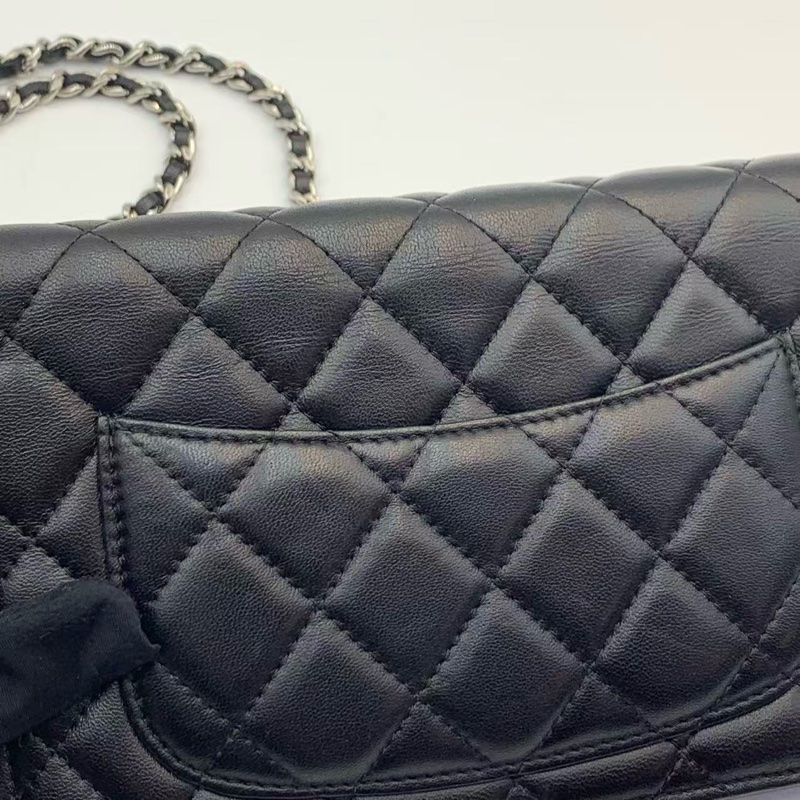 CHANEL WOC wallet in chain 黑色羊皮斜褙袋-11