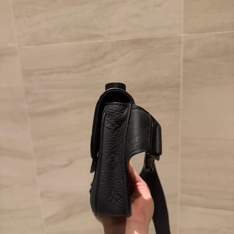 LV路易威登S Lock Sling黑色郵差包-1