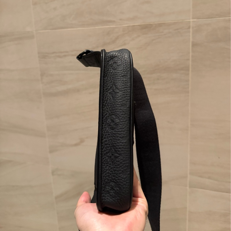 LV路易威登S Lock Sling黑色郵差包-4